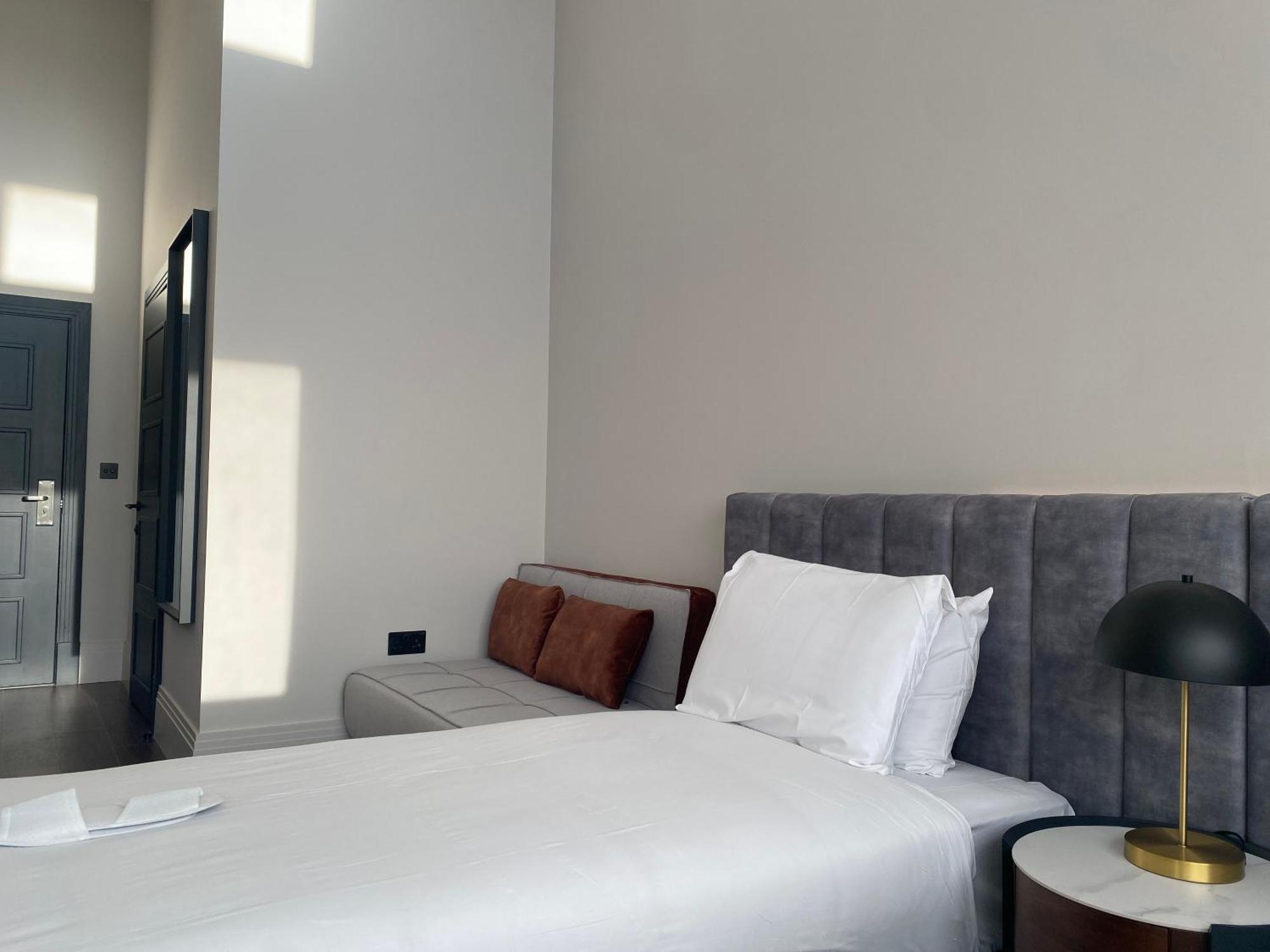 Vive Hotel Hastings Kültér fotó