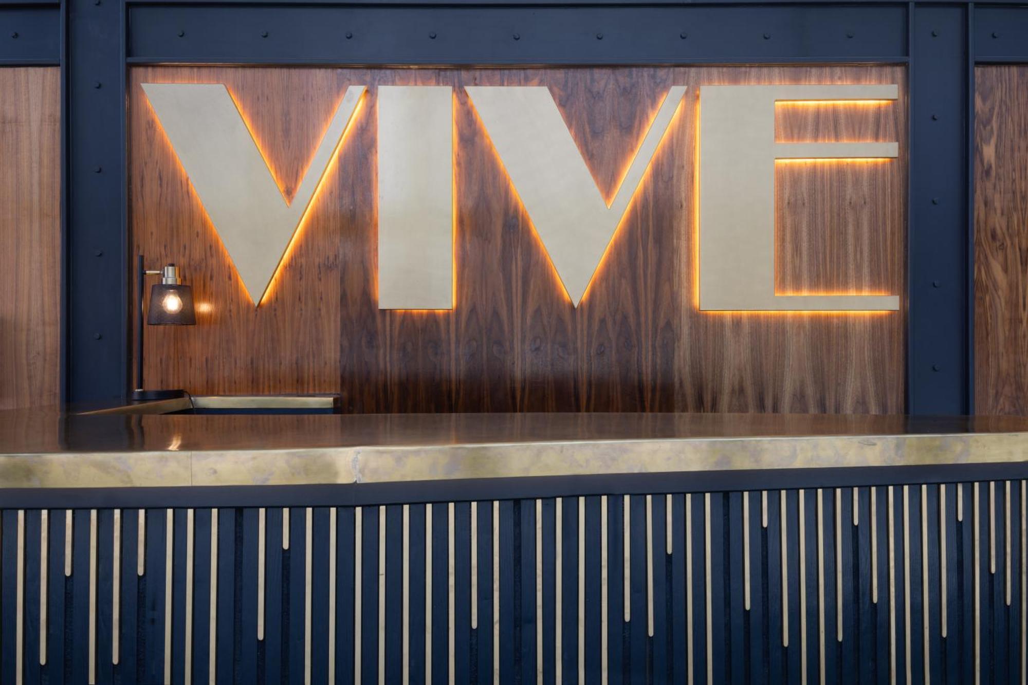 Vive Hotel Hastings Kültér fotó